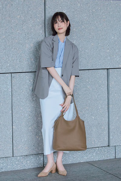 水色シャツ×グレー半袖ジャケット×白タイトスカート