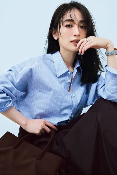 水色ストライプシャツ×黒スカート×ニット