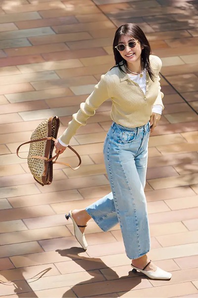 ハイウエストジーンズ×白カットソー×イエローリブニット