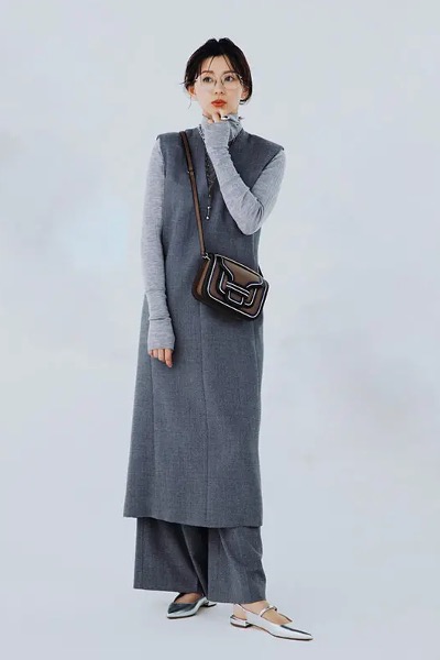 シルバーパンプス×グレーロングジレ×グレーワイドパンツ