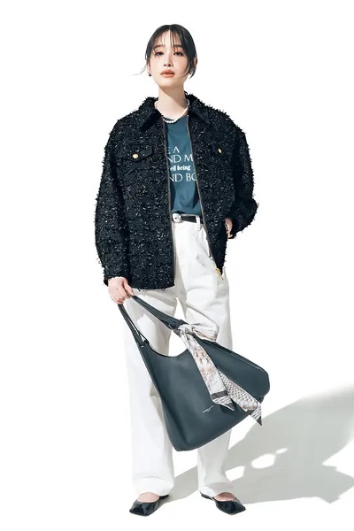 白ハイウエストジーンズ×ロゴカットソー×ラメ入りツイードブルゾン