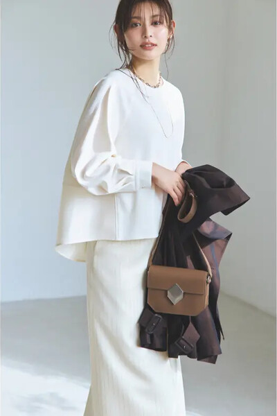 白タイトスカート×白フォルムブラウス