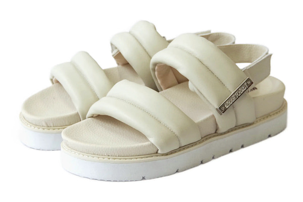 ▲プラットフォームパファーストラップサンダル 各¥17,050
カラー:ホワイト