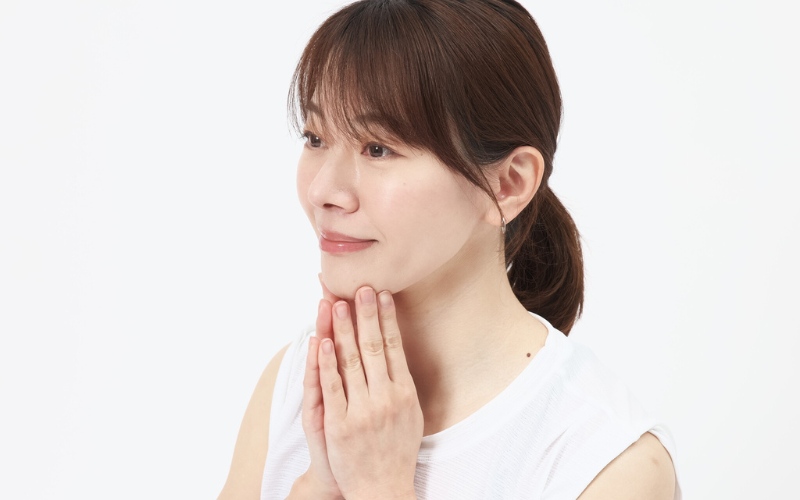 首を横に傾けるストレッチ1