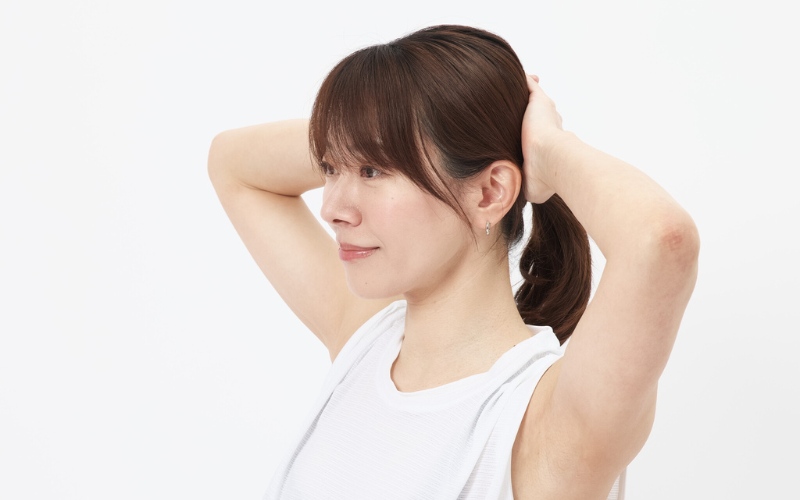 首を前に傾けるストレッチ1