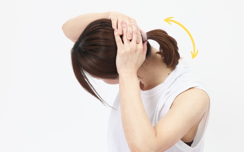 首を前に傾けるストレッチ3