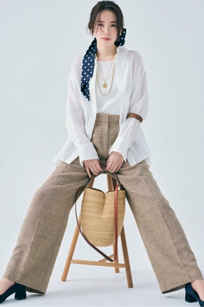 白シアーシャツ×白タンクトップ×ベージュワイドパンツ