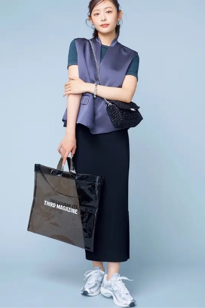 シルバースニーカー×ツヤジレ×黒タイトスカート