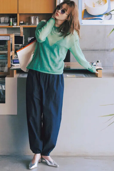 グリーンシアーニット×ネイビー裾絞りパンツ