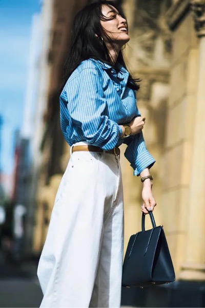 水色ストライプシャツ×白ワイドデニムパンツ