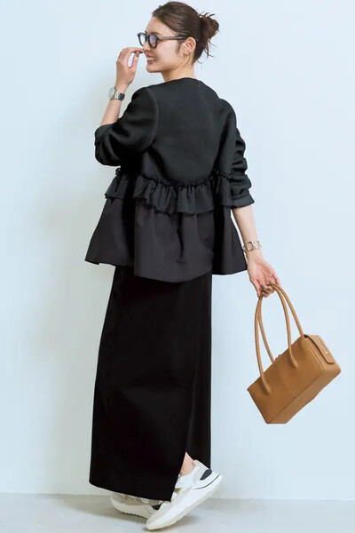 黒タイトスカート×黒フォルムブラウス