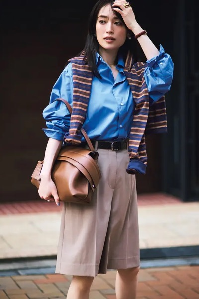 水色シャツ×ブラウンハーフパンツ×ボーダーカットソー