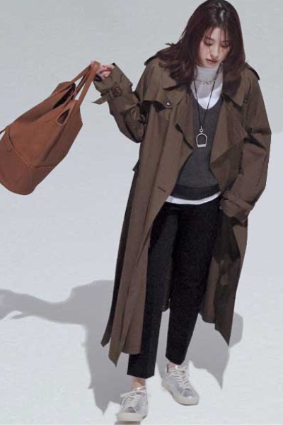 スニーカー×ブラウンオーバーコート×黒テーパードパンツ