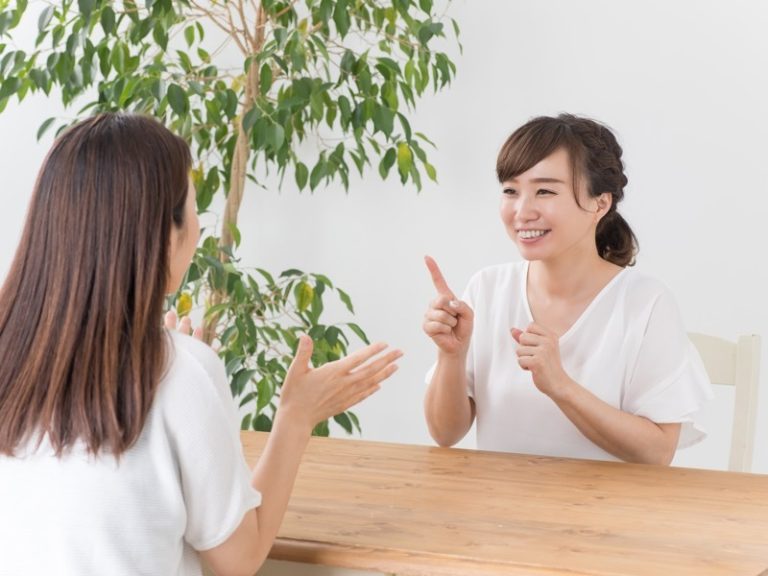 「相槌を打つ」の正しい使い方とは？ 意味・語源・英語表現まで徹底解説！ | Oggi.jp