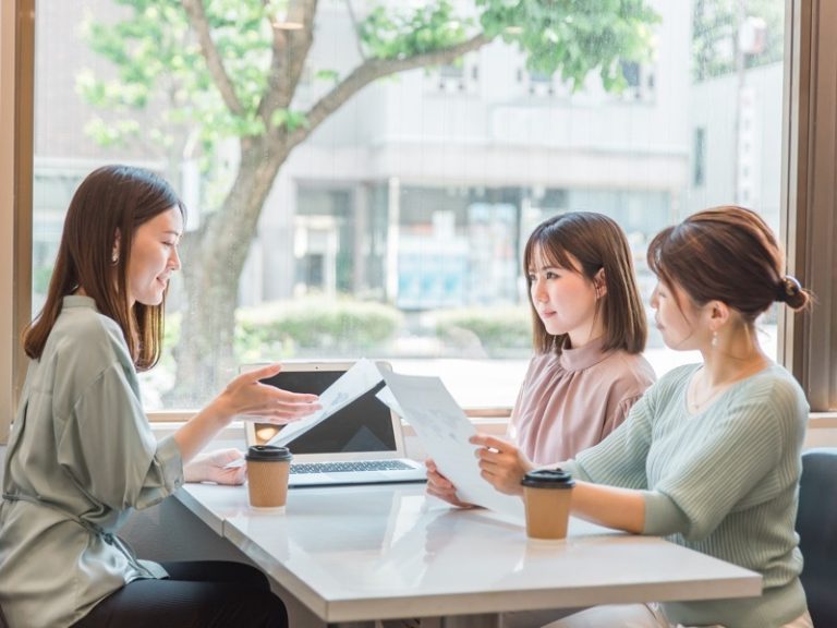 「相槌を打つ」の正しい使い方とは？ 意味・語源・英語表現まで徹底解説！ | Oggi.jp