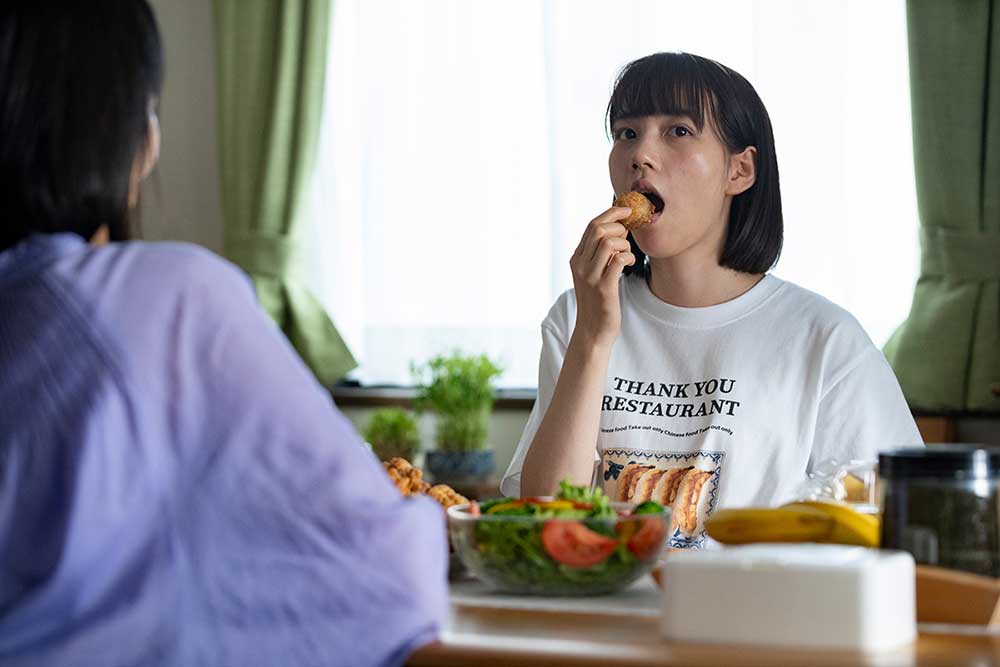 食事中の女性