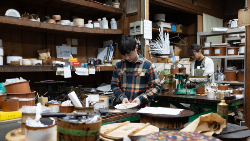 工房で作業する若手職人たちの写真