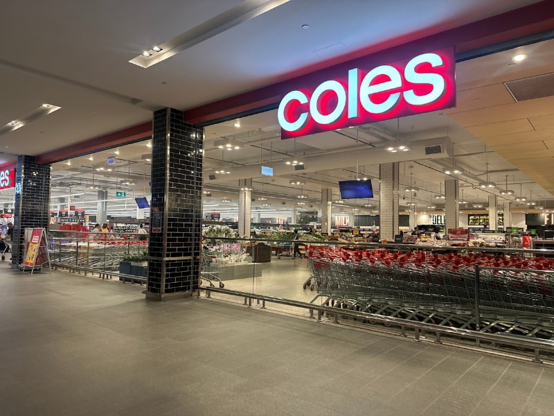 スーパーcolesの入り口の写真