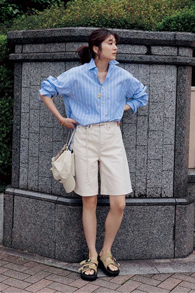ブルーストライプシャツ×白デニムショートパンツコーデ