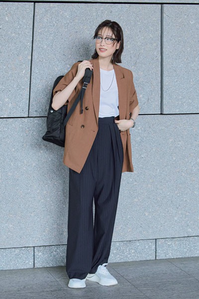 ネイビーハイウエストパンツ×白カットソー×ブラウンジャケットコーデ