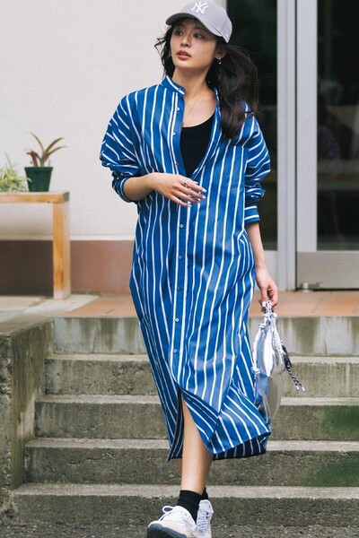 ストライプ柄シャツワンピース×キャップコーデ
