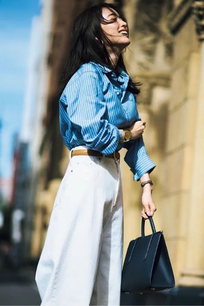 ハイウエスト白デニムパンツ×ブルーストライプシャツコーデ