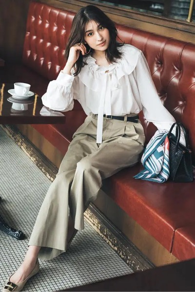 ベージュワイドチノパン×フリル襟ブラウス