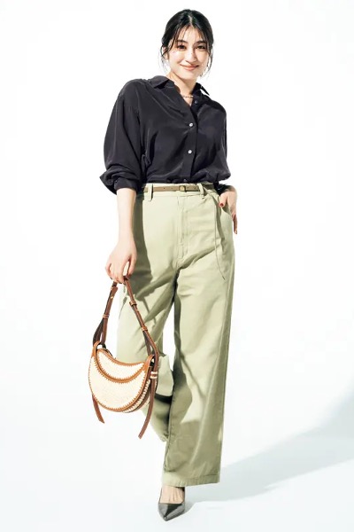 ベージュワイドチノパン×黒シルクシャツ