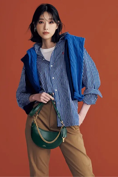 ブルーストライプシャツ×ブルーニット×ブラウンパンツコーデ