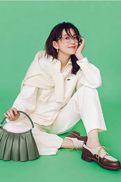 白シャツ×白パンツ×白ニットコーデ