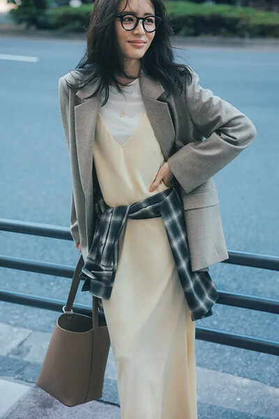 白ワンピース×ジャケット×チェック柄シャツコーデ