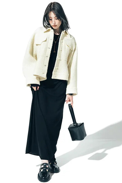 黒ワンピース×白ペプラムブルゾンコーデ
