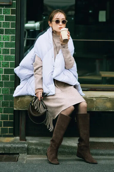 ベージュニットワンピース×ケープダウンコーデ