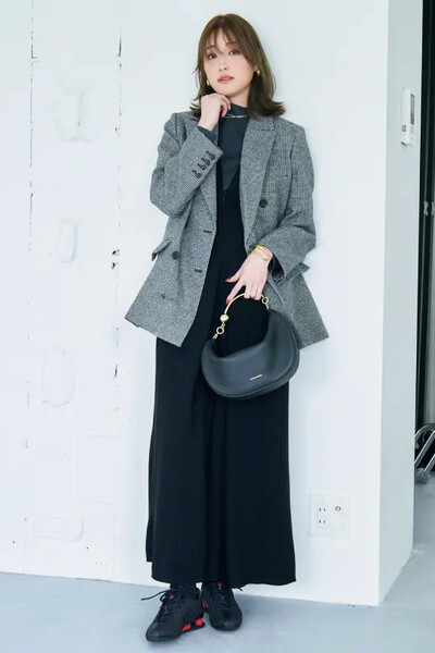 黒ワンピース×グレージャケット×ニットコーデ