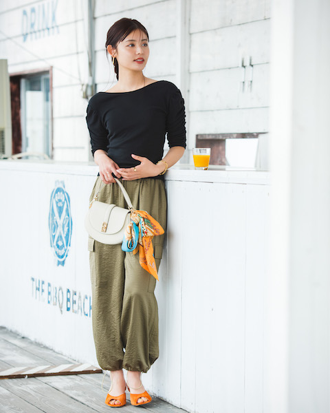 カーゴパンツをカラー小物でフレッシュに