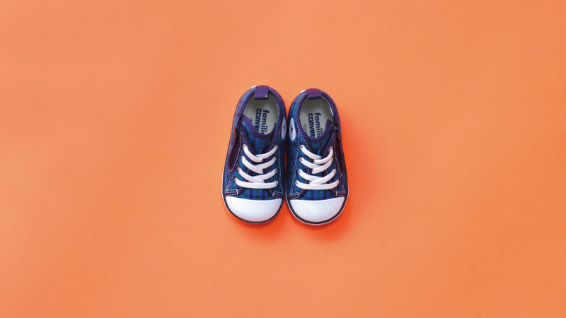 ▲ベビースニーカー(BABY ALL STAR N Z / FM)¥13,200
サイズ:12.0~15.0cm※0.5cm刻み
足首をホールドできるタイプで、まだ歩行が不安定なベビーの足をサポート。ゴムのシューレースは、ほどける心配のない縫い付け仕様。