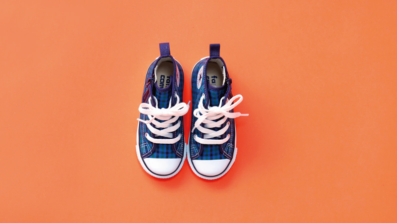 ▲スニーカー(CHILD ALL STAR N Z HI / FM)¥15,400
サイズ:15.0~22.0cm※1.0cm刻み
持ち手の大きいファスナーと、つまみやすい広めのかかとテープで着脱をサポート。