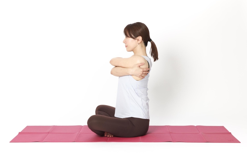 座りながらおこなう胸のストレッチ①