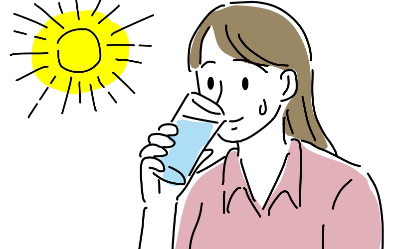 冷たい水を飲む女性