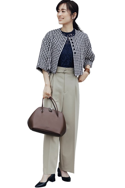 ベージュハイウエストパンツ×千鳥格子柄ジャケットコーデ