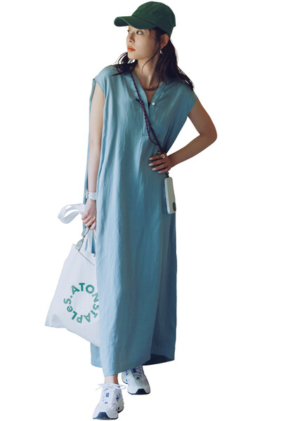 ブルーグレーワンピース×グリーンキャップコーデ