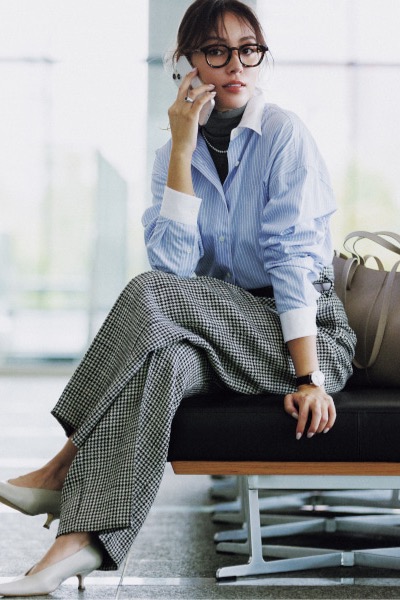ブルーストライプシャツ×千鳥格子柄のワイドパンツコーデ