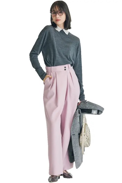 ピンクハイウエストラップパンツ×グレー襟付きニットコーデ