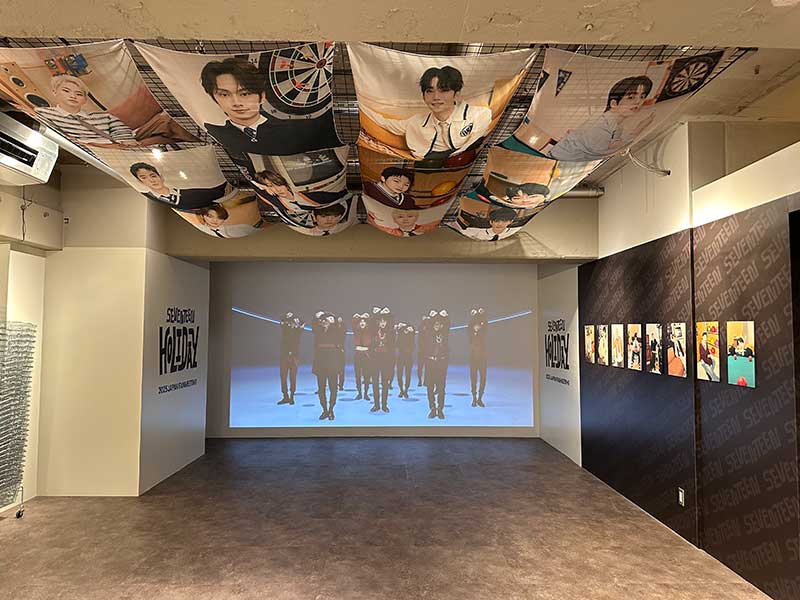天井に飾ったファブリックポスター