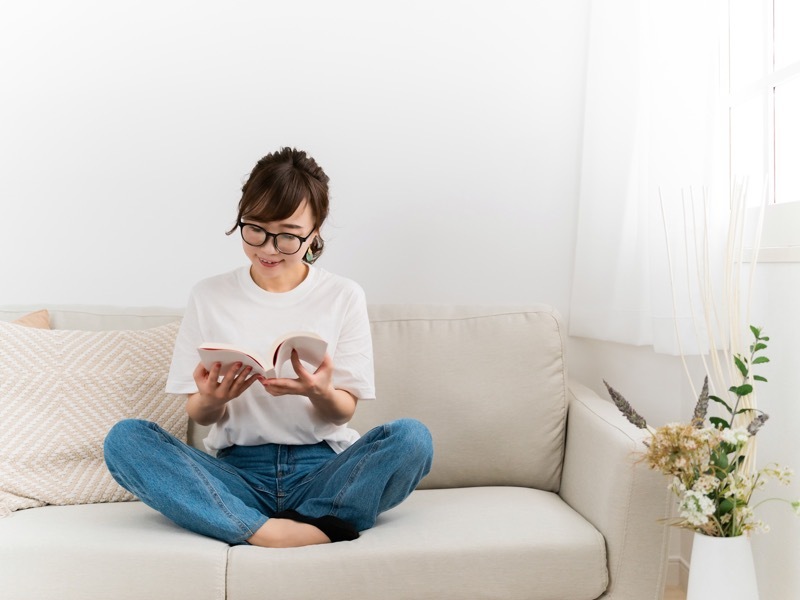本読む女性