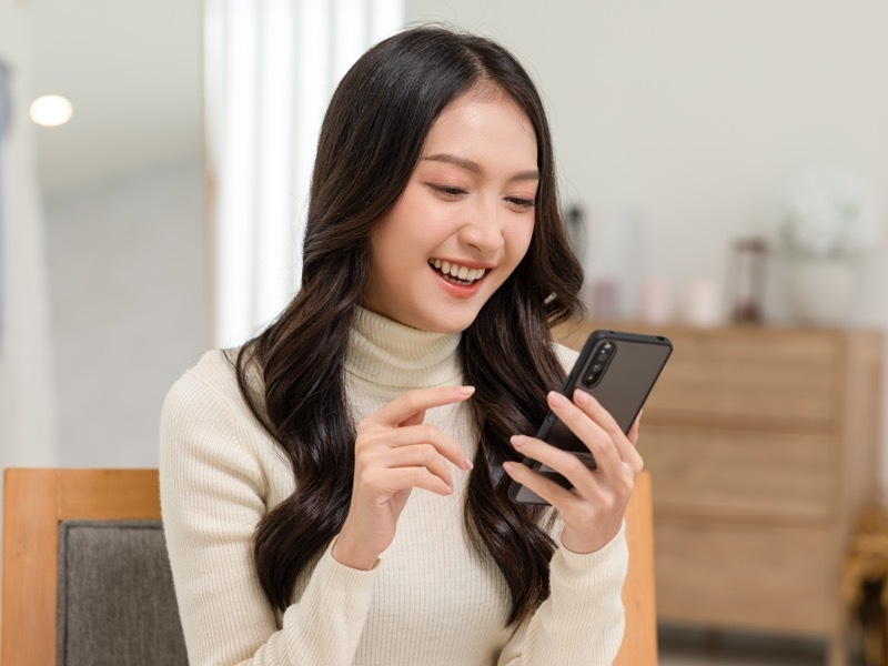 携帯見る女性