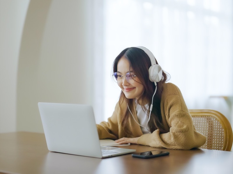 音楽たのしむ女性