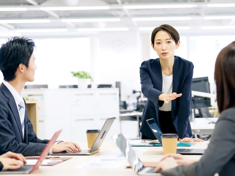 判断する女性