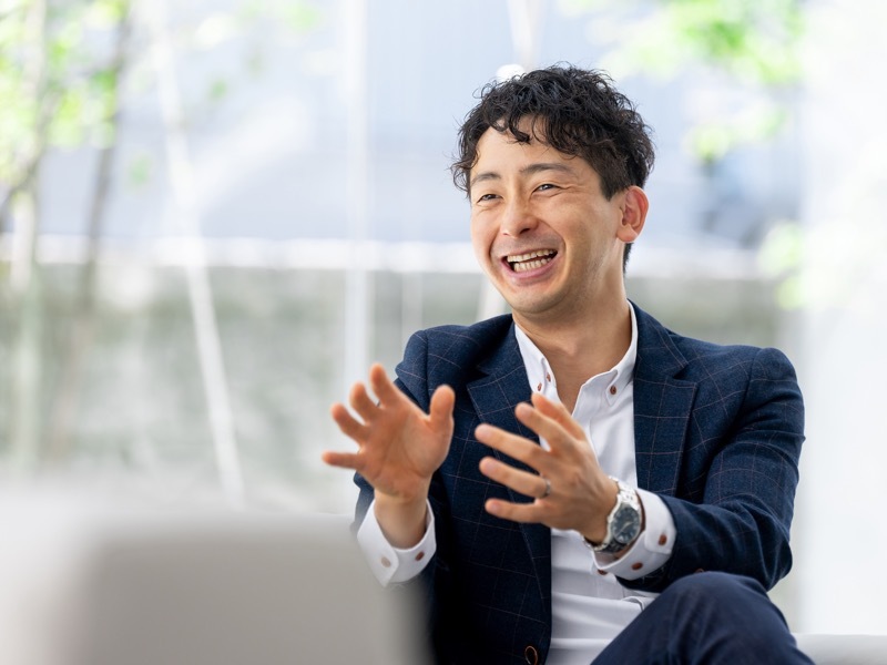 ひょうきんな男性　イメージ