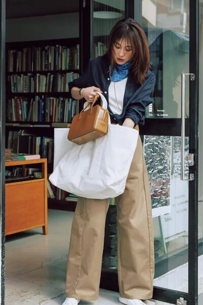 ベージュワイドパンツ×シャツ×タンクトップコーデ